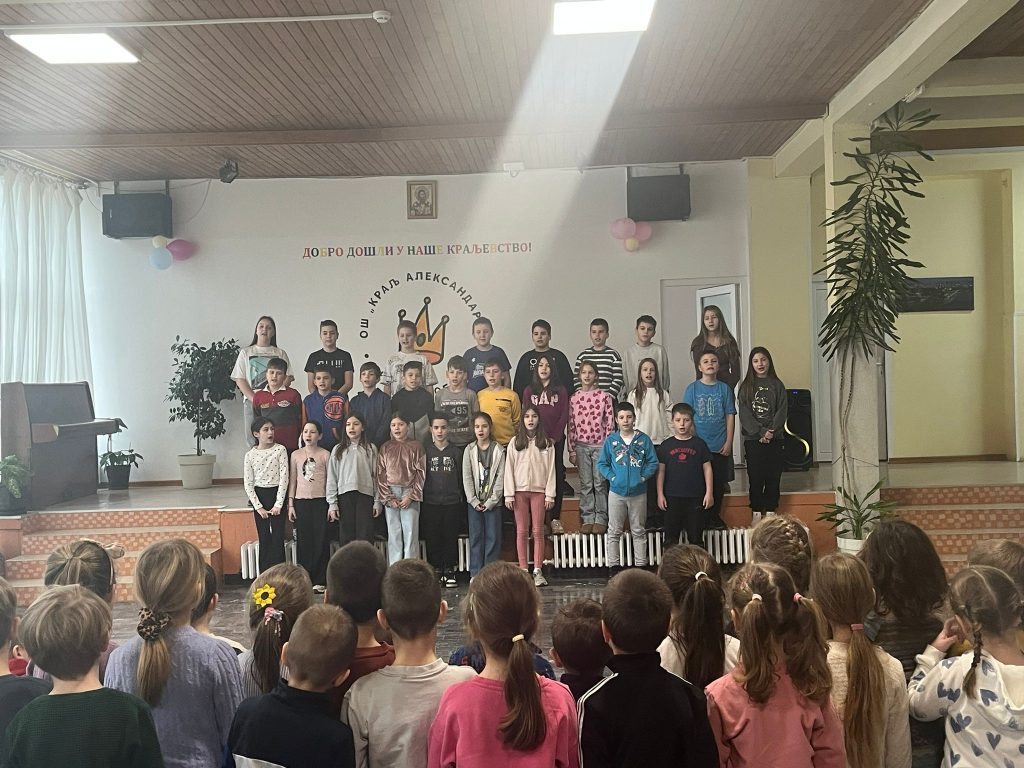 МАЛИШАНИ У ПОСЕТИ: Предшколци упознали своју будућу школу