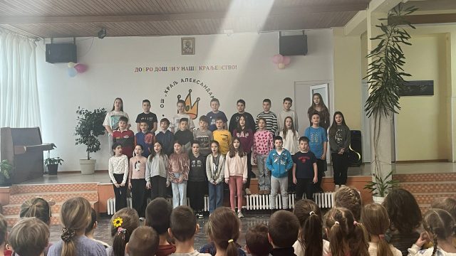 МАЛИШАНИ У ПОСЕТИ: Предшколци упознали своју будућу школу