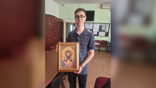 БИВШИ ЂАК У ПОСЕТИ: Андреј Дробњаковић поклонио школи икону са Хиландара