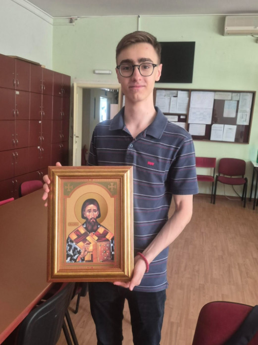 БИВШИ ЂАК У ПОСЕТИ: Андреј Дробњаковић поклонио школи икону са Хиландара